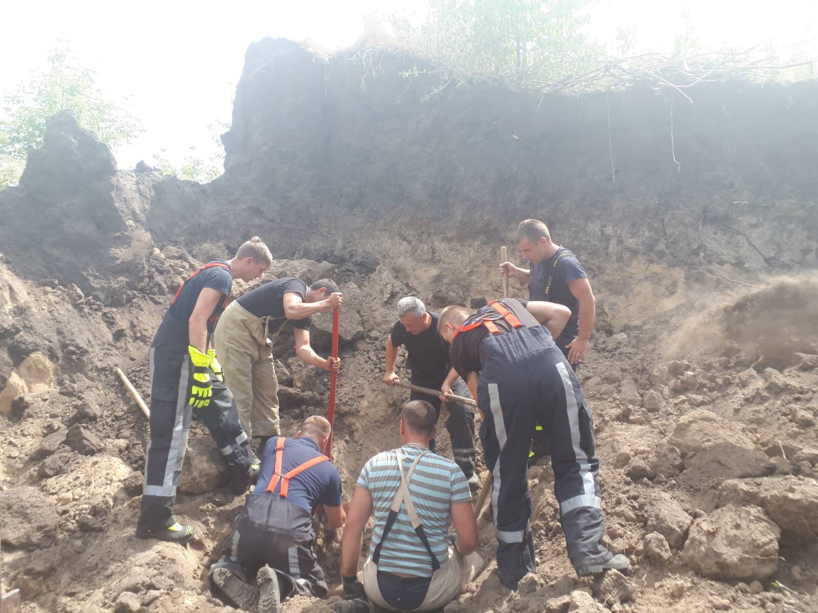 У кар'єрі на Київщині трьох чоловіків засипало ґрунтом, є загиблий
