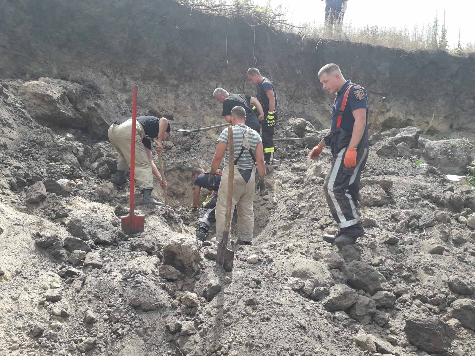 У кар'єрі на Київщині трьох чоловіків засипало піском, є загиблий
