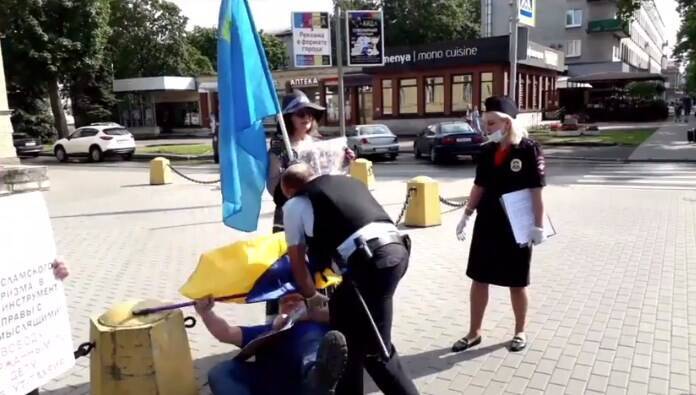При затриманні чоловік впав і прапором збив кепку з поліцейського
