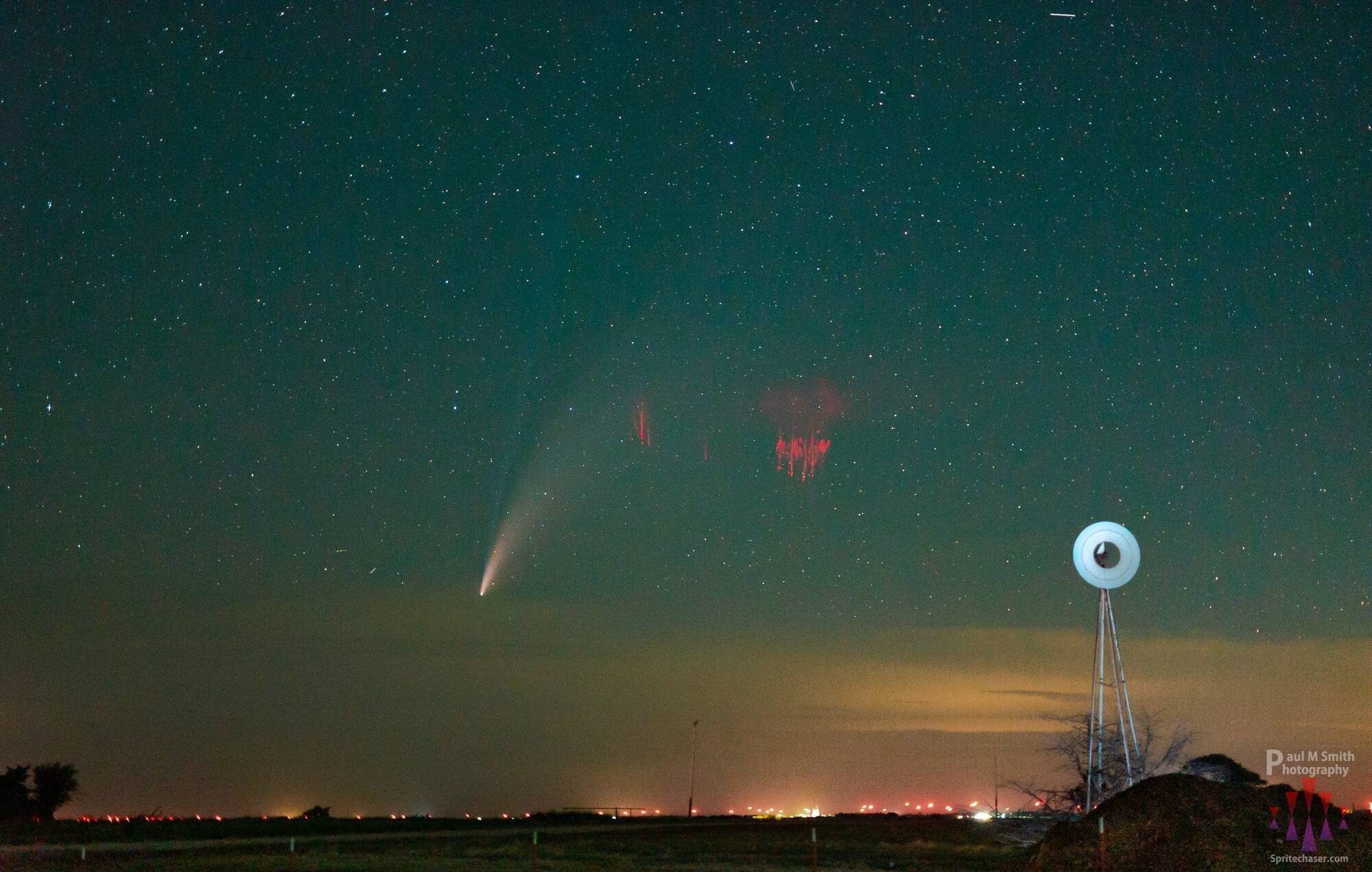 Комета Neowise на фоне красных спрайтов