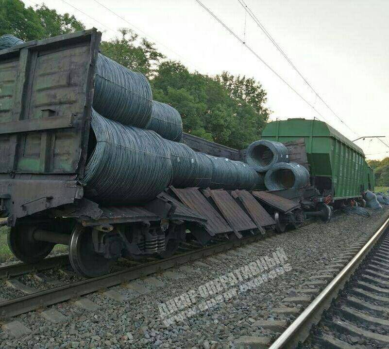 На Днепропетровщине авария с поездом заблокировала железную дорогу
