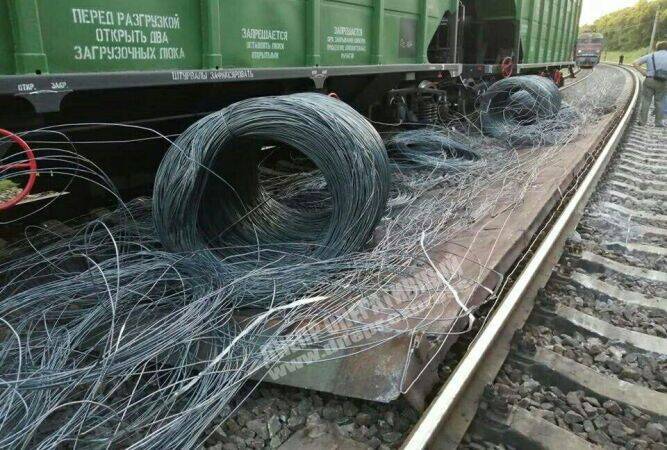 На Днепропетровщине авария с поездом заблокировала железную дорогу