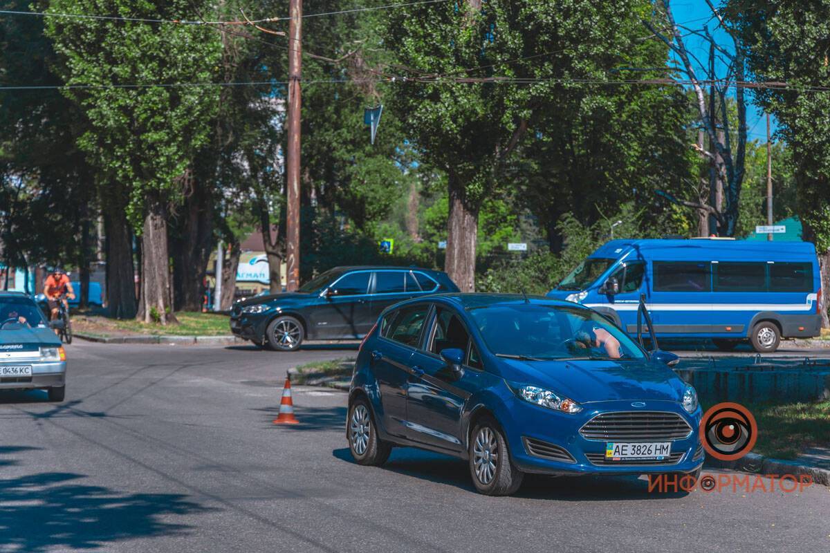 В Днепре авто сбило девушку на "зебре"