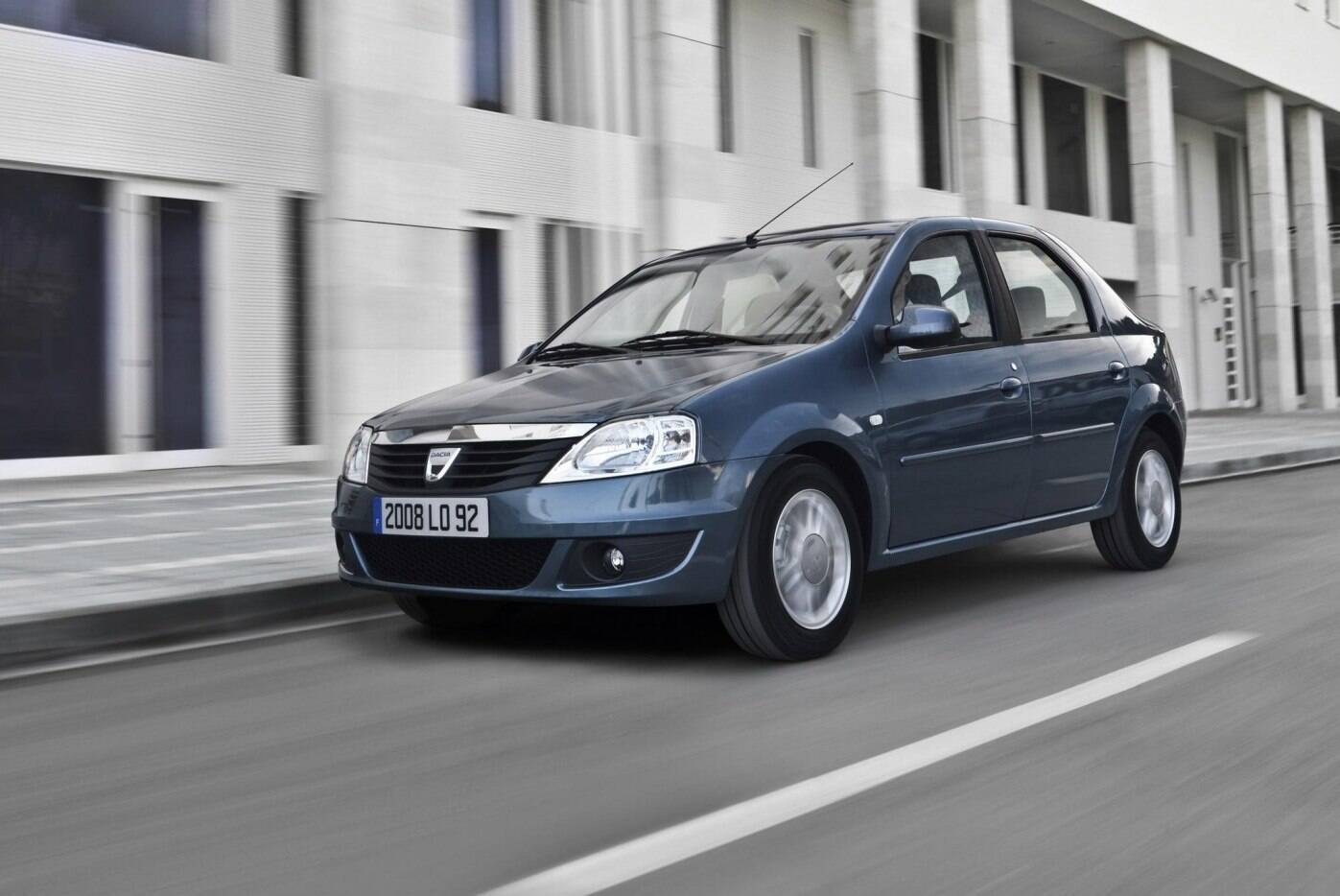 Оригинальный Dacia Logan - с родным логотипом и шильдиком