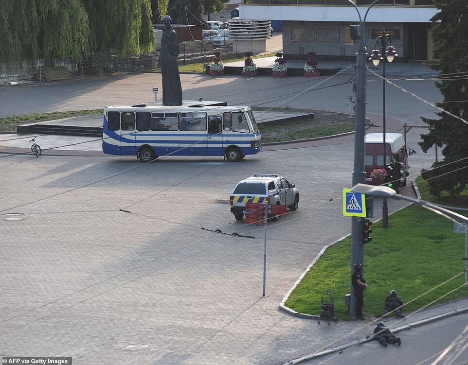 Силовики прячутся недалеко от автобуса.