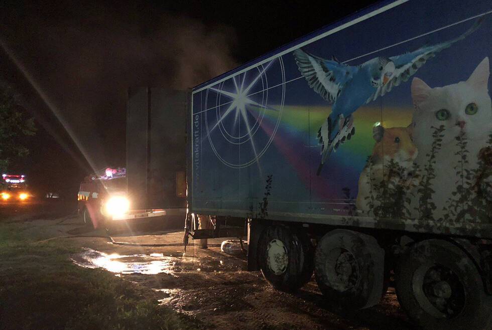 На Дніпропетровщині згоріла поштова вантажівка