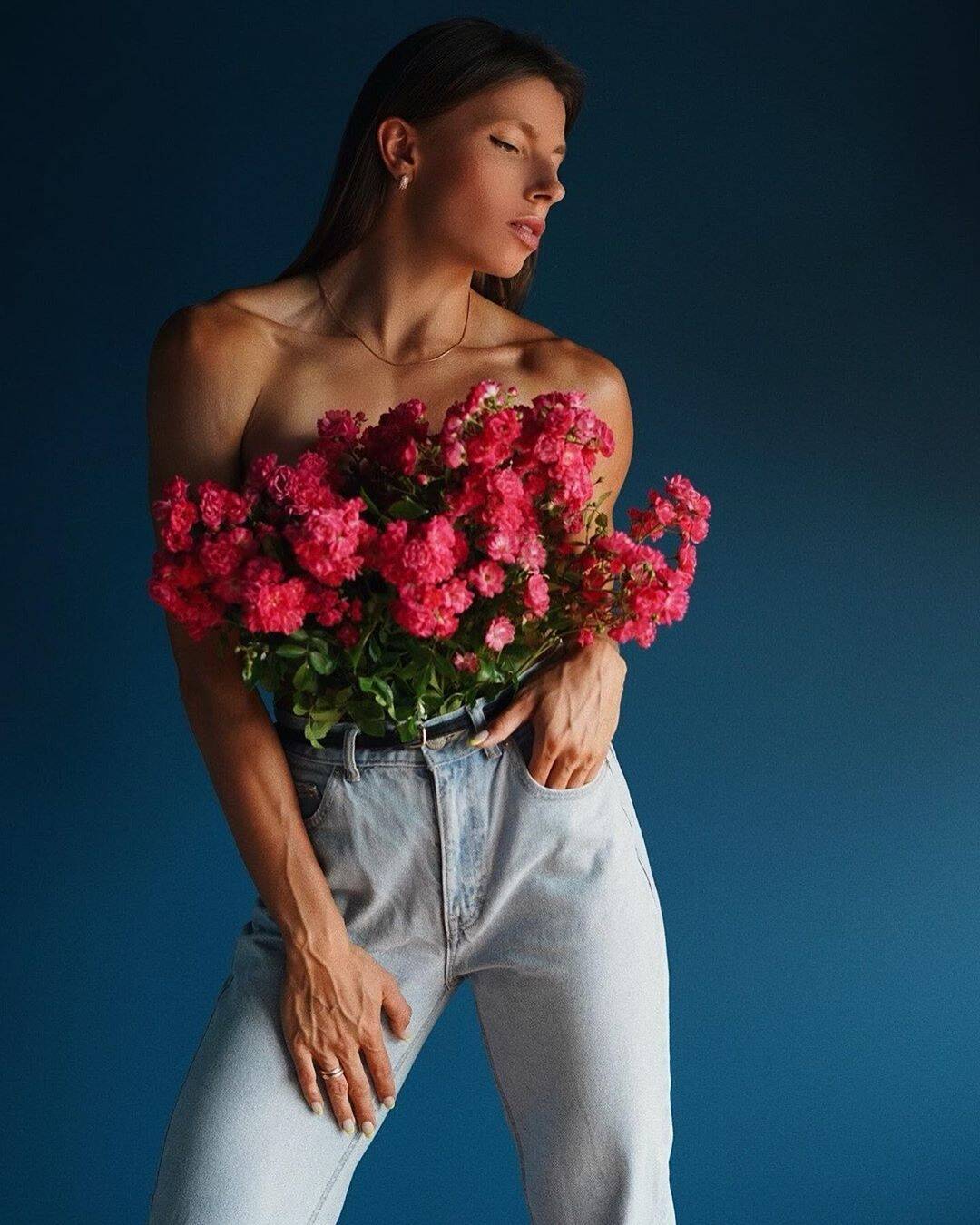 Марина Бех-Романчук вместе с розами в откровенной фотосессии