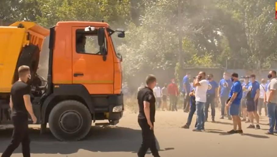 На Выдубичах устроили акцию против нелегальной добычи песка