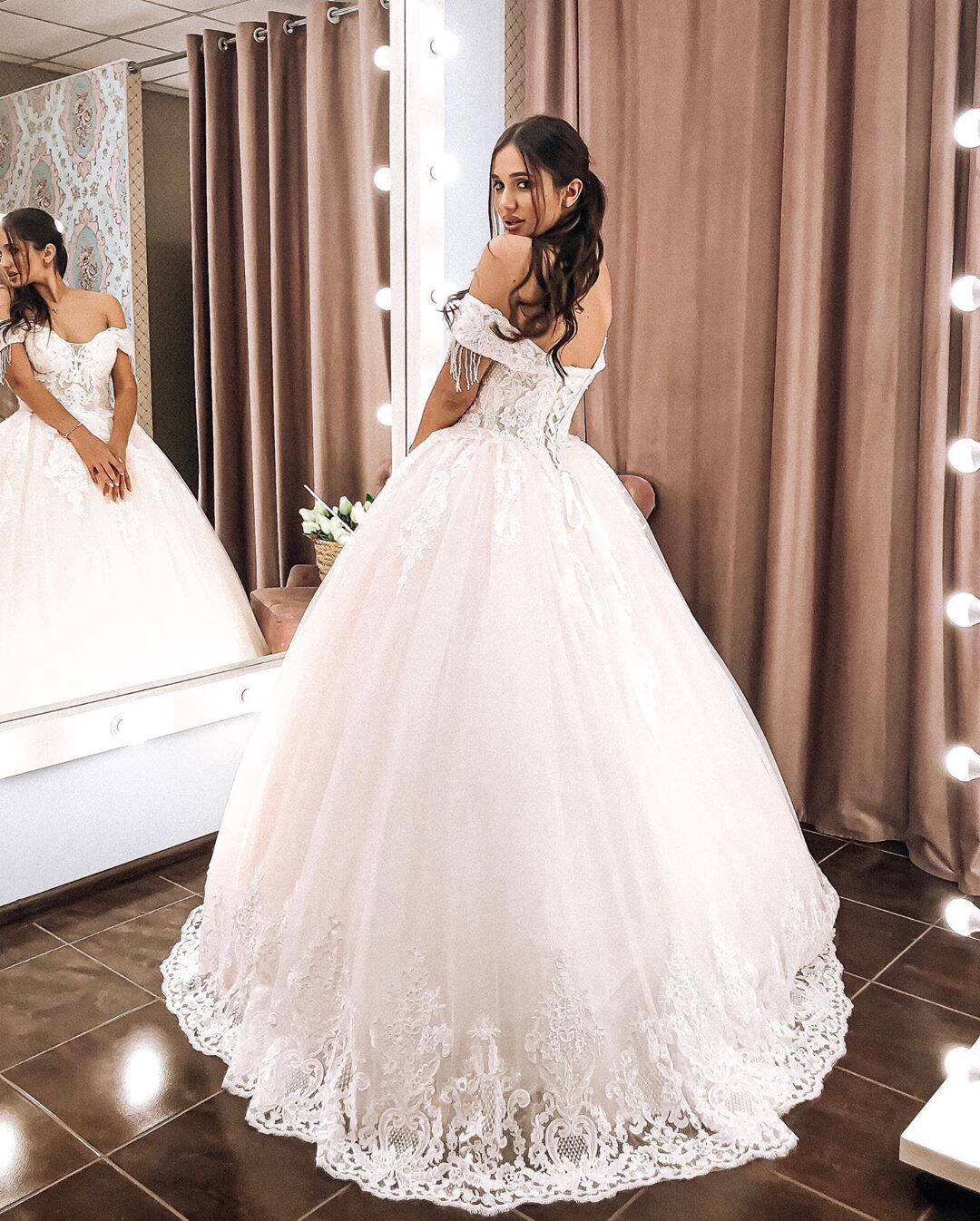 Даша Ульянова примерила свадебное платье