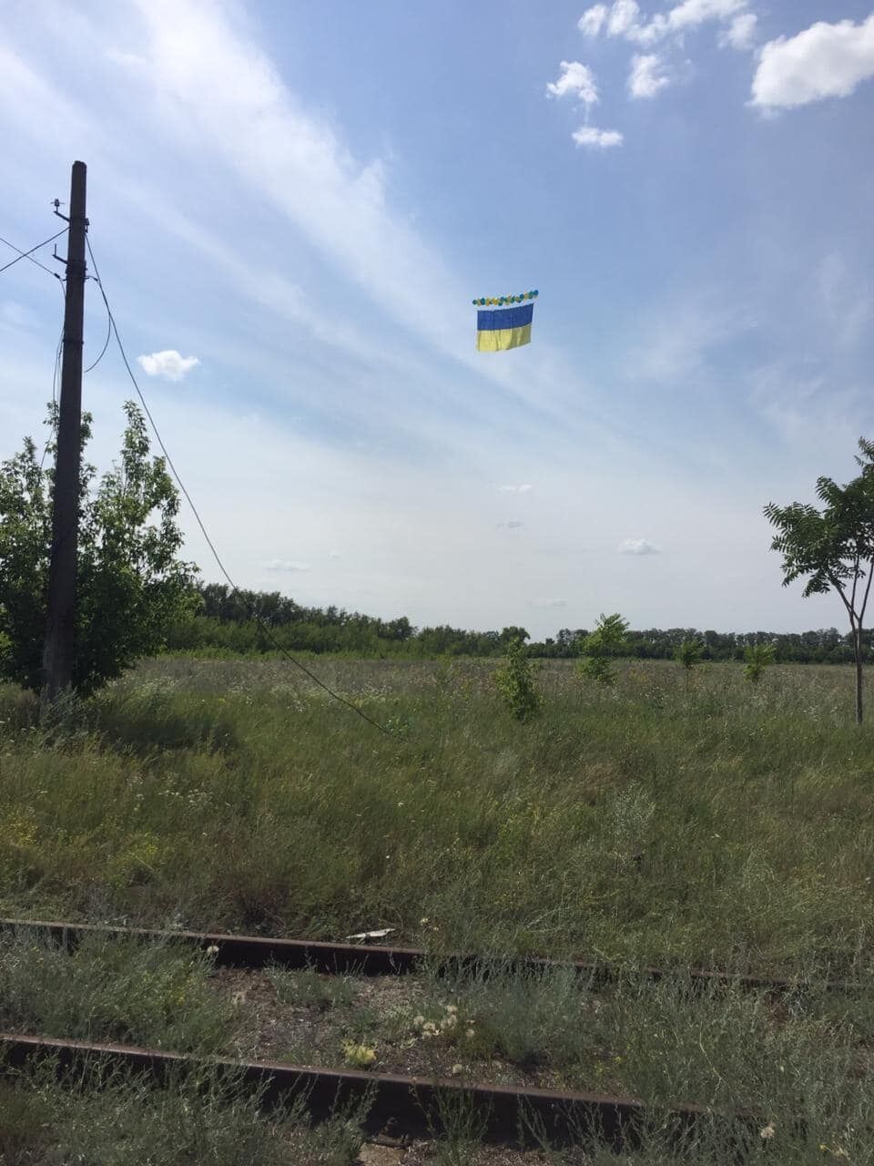 Боевики 20 минут обстреливали флаг Украины в небе над Донецком