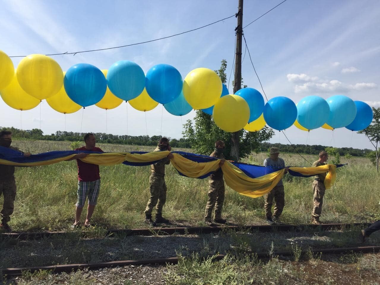 В небо над Донецком подняли украинский флаг