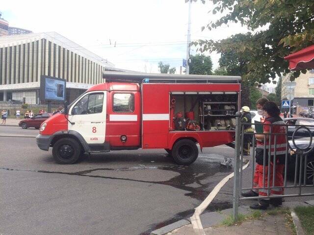 В центре Киева средь бела дня сгорели два авто