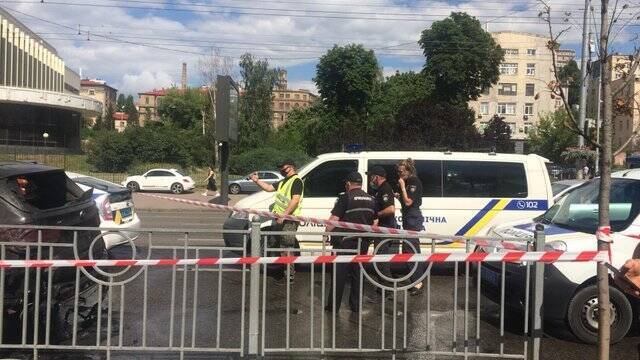 В центре Киева средь бела дня сгорели два авто