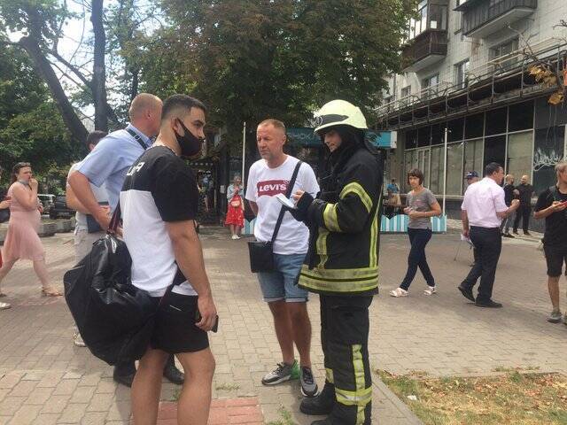 У центрі Києва серед білого дня згоріли два авто