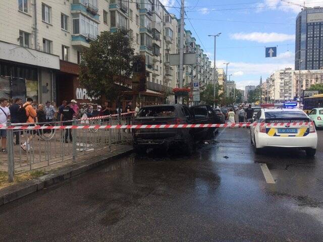 В центре Киева средь бела дня сгорели два авто