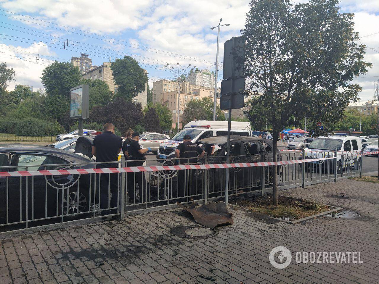 У центрі Києва серед білого дня згоріли два авто