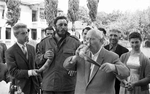 Никита Хрущев и Фидель Кастро во время визита в Грузию
