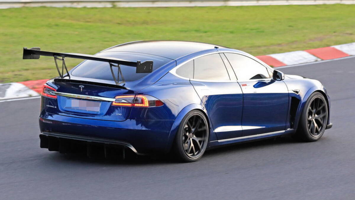 Tesla Model S в трехмоторной конфигурации на тестах на Нюрбургринге. Фото: