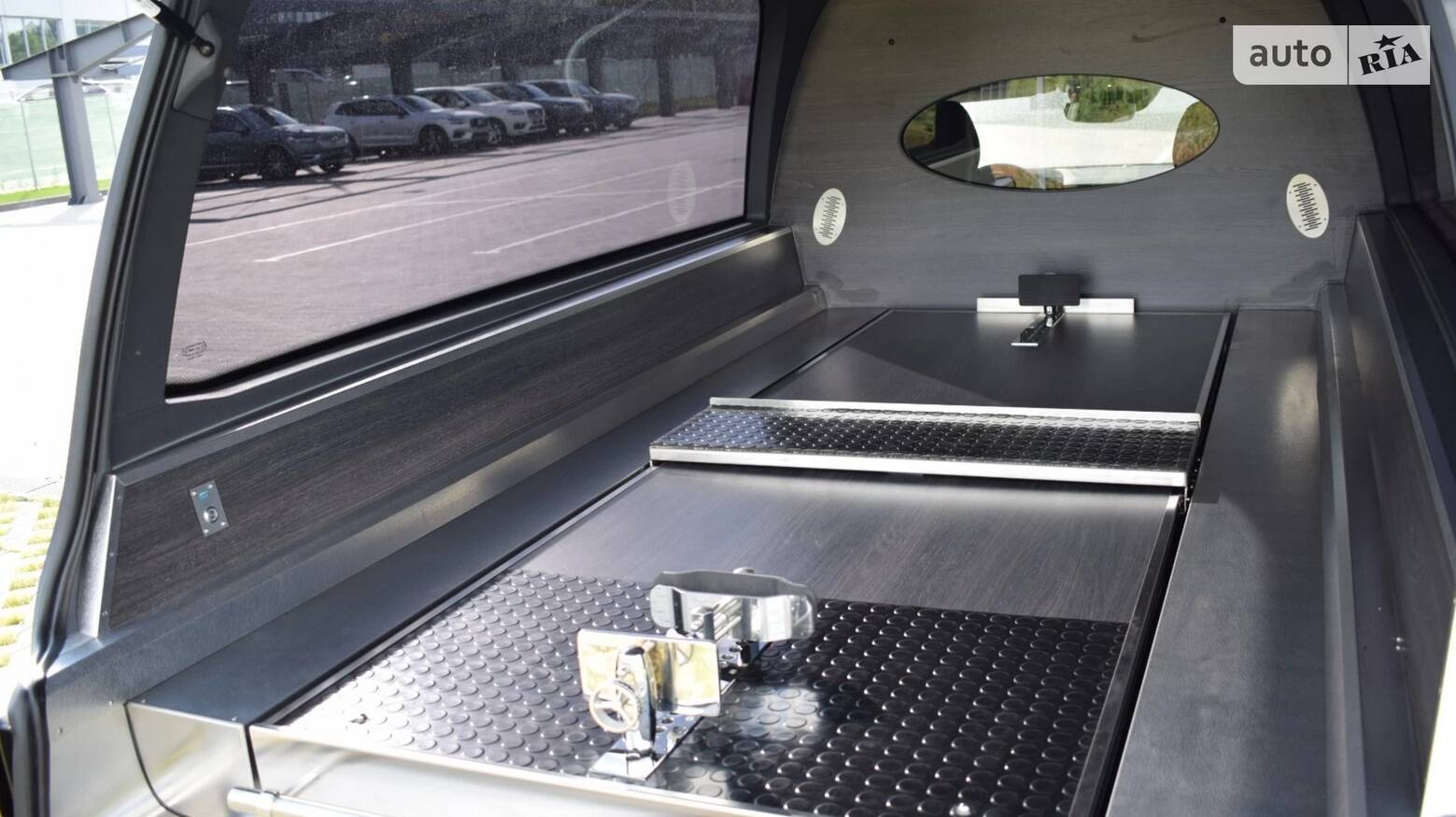 Катафалк за 6 млн грн.