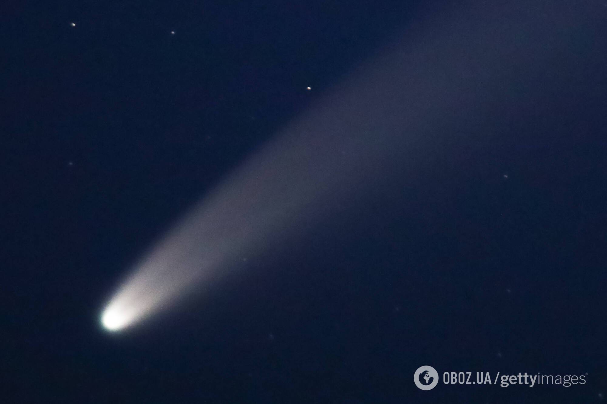 Комета Neowise над Землею