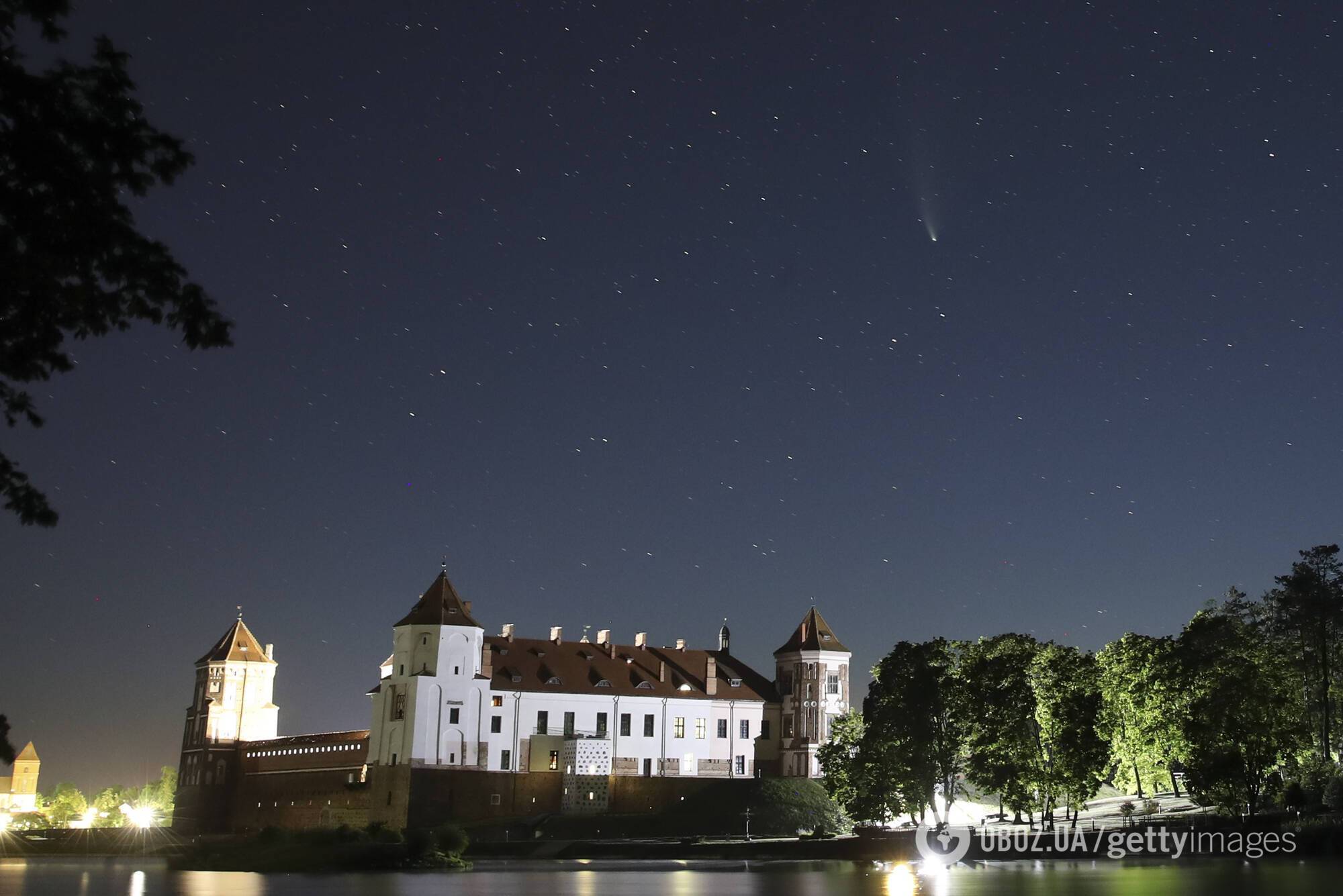 Комета Neowise над Землею