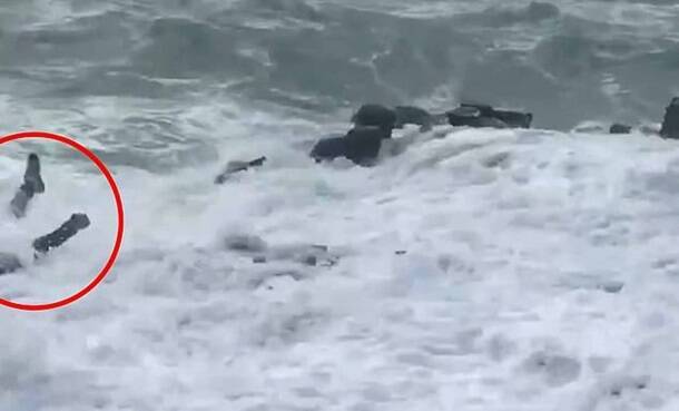 Мощная волна смыла позировавшего вблизи океана подростка (фото – Daily Mail)