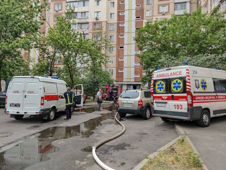 В Киеве вспыхнул масштабный пожар в жилом доме, на балконе сгорела женщина