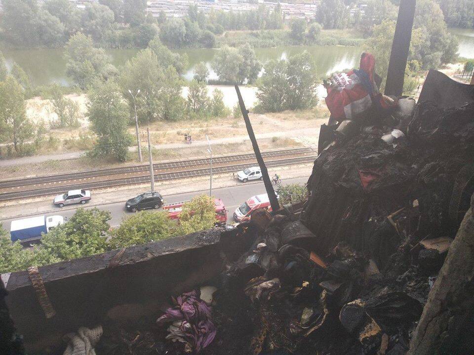 В Киеве вспыхнул масштабный пожар в жилом доме, на балконе сгорела женщина