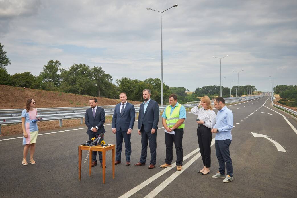 Тимошенко відкривав ділянку дороги під Полтавою. Фото – сайт президента України