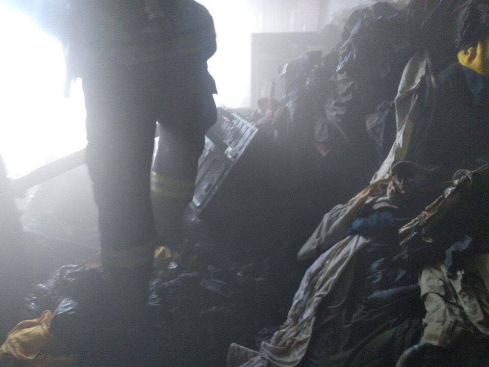 У Києві спалахнула масштабна пожежа в житловому будинку, на балконі згоріла жінка