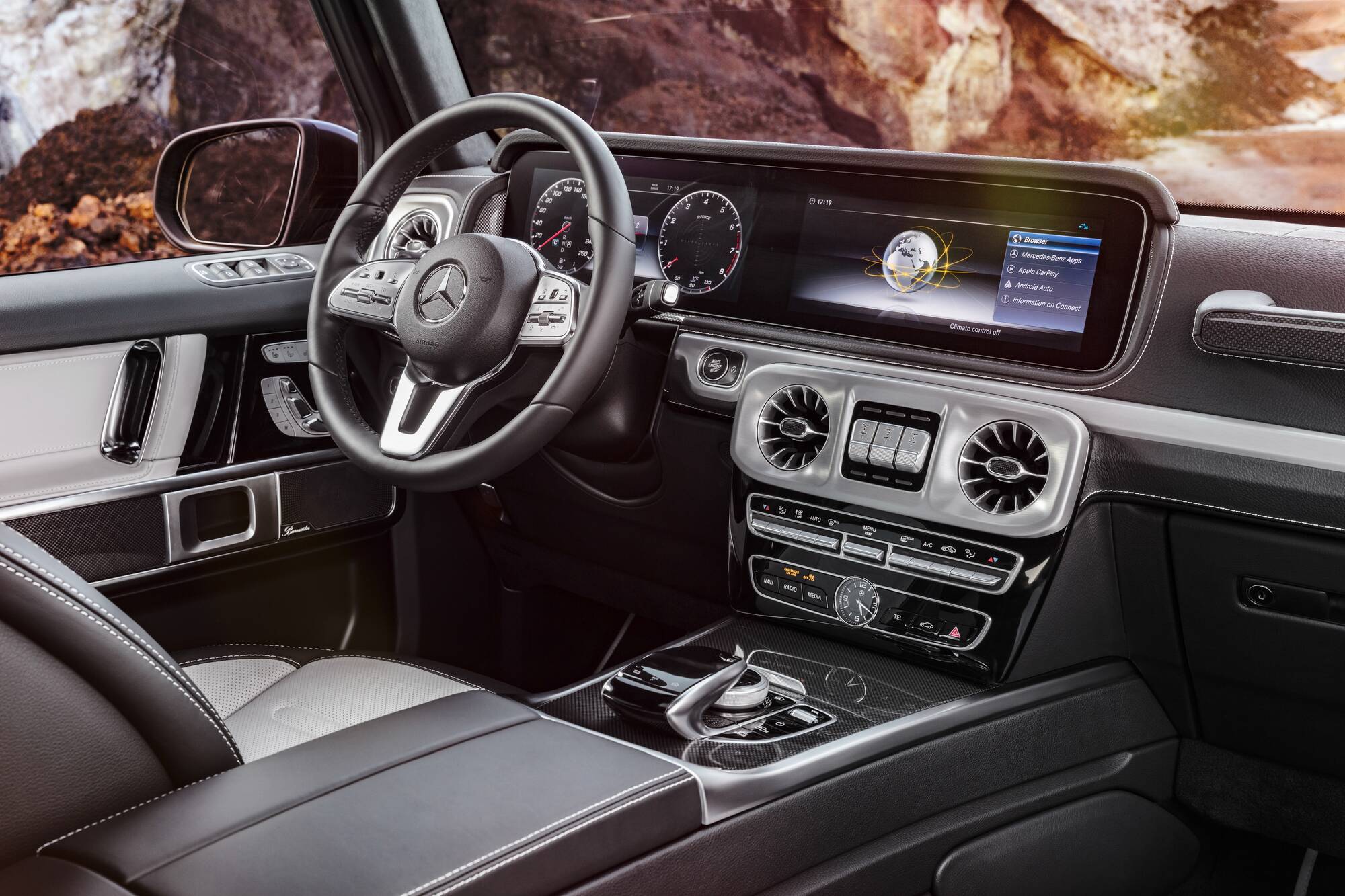 Інтер'єр сучасного Mercedes-Benz G-Class. фото: