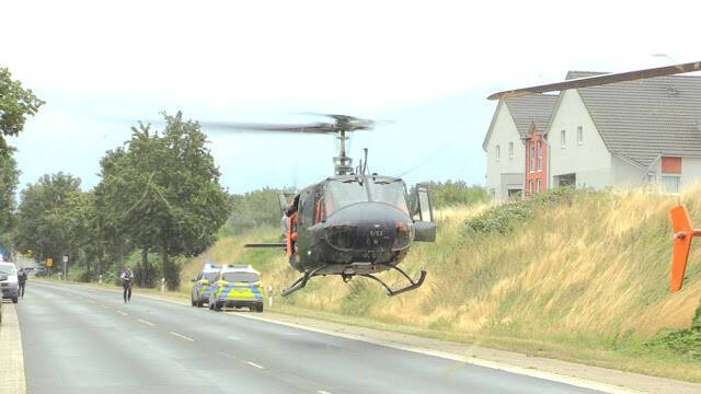 Біля будівлі працювали рятувальники.