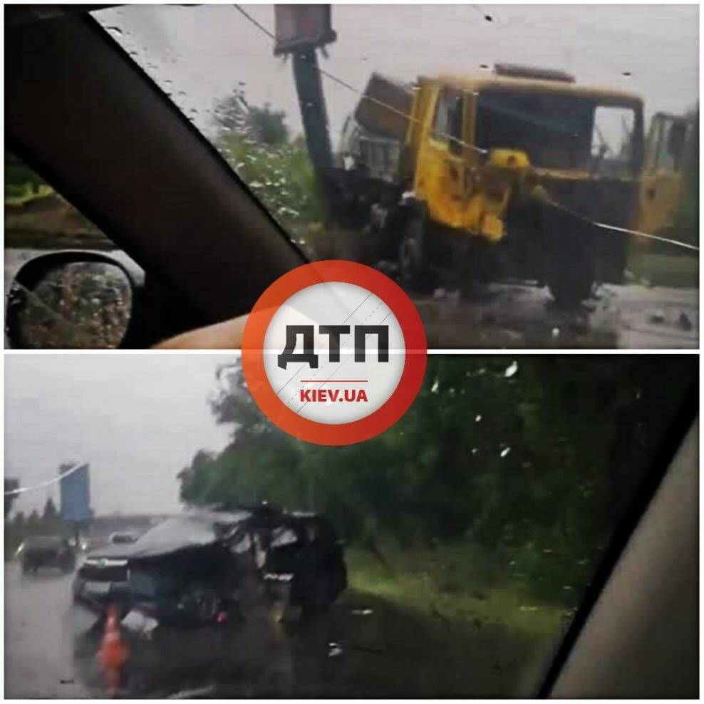 В Киеве произошло масштабное ДТП с грузовиком