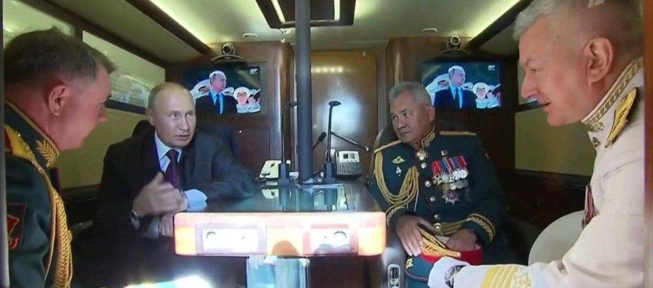 Владимир Путин сел на катер с бортовым номером 001