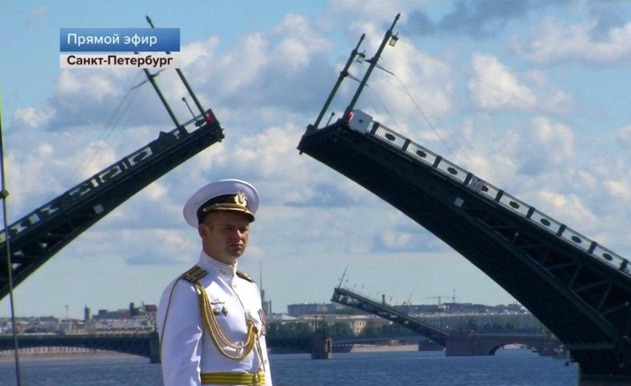 Мосты на Неве в дневное время разводят в исключительных случаях