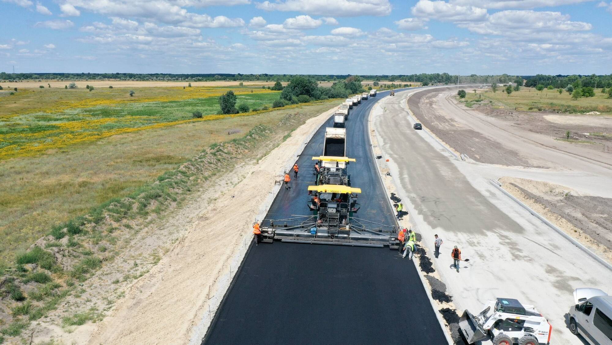 Фото будівництва траси, яка "зшиває" Україну