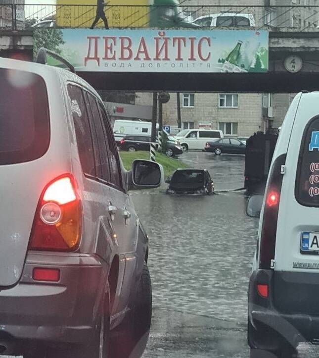 Сильні зливи в Івано-Франківську. Фото – ДСНС