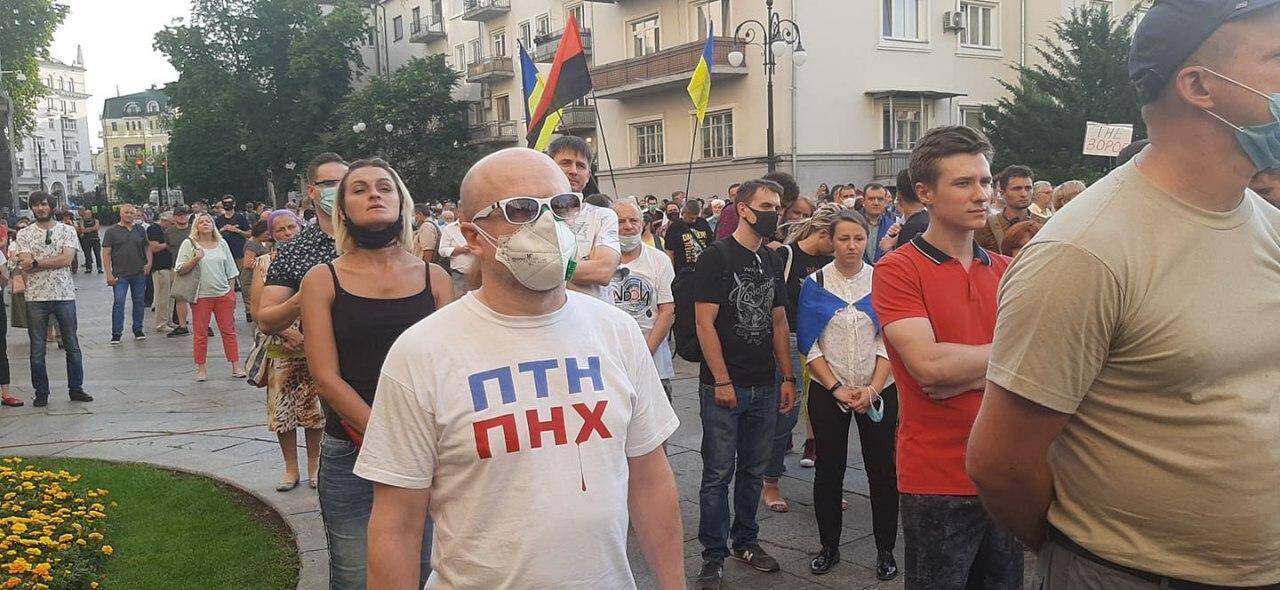 Акція протесту біля ОП проти відведення військ на Донбасі.