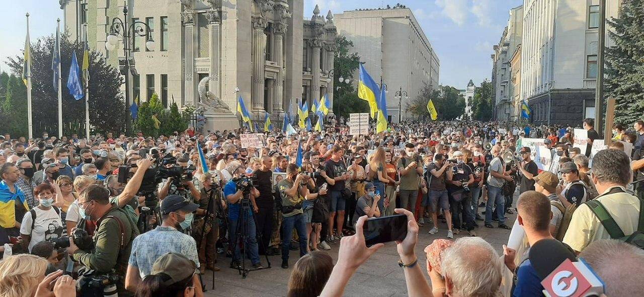 Акція протесту біля ОП проти відведення військ на Донбасі.
