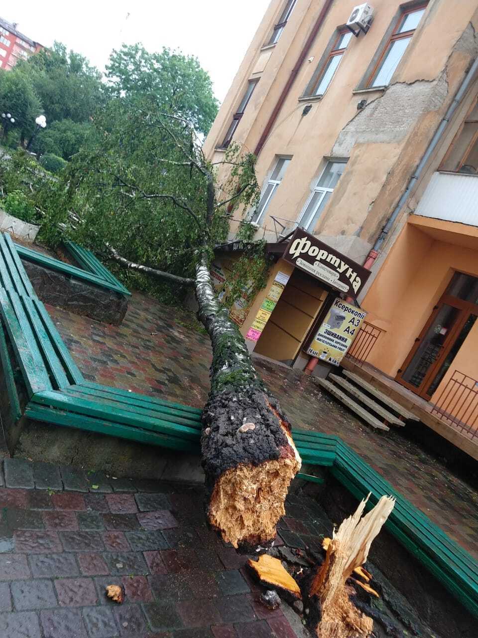 Сильні зливи в Івано-Франківську. Фото – ДСНС