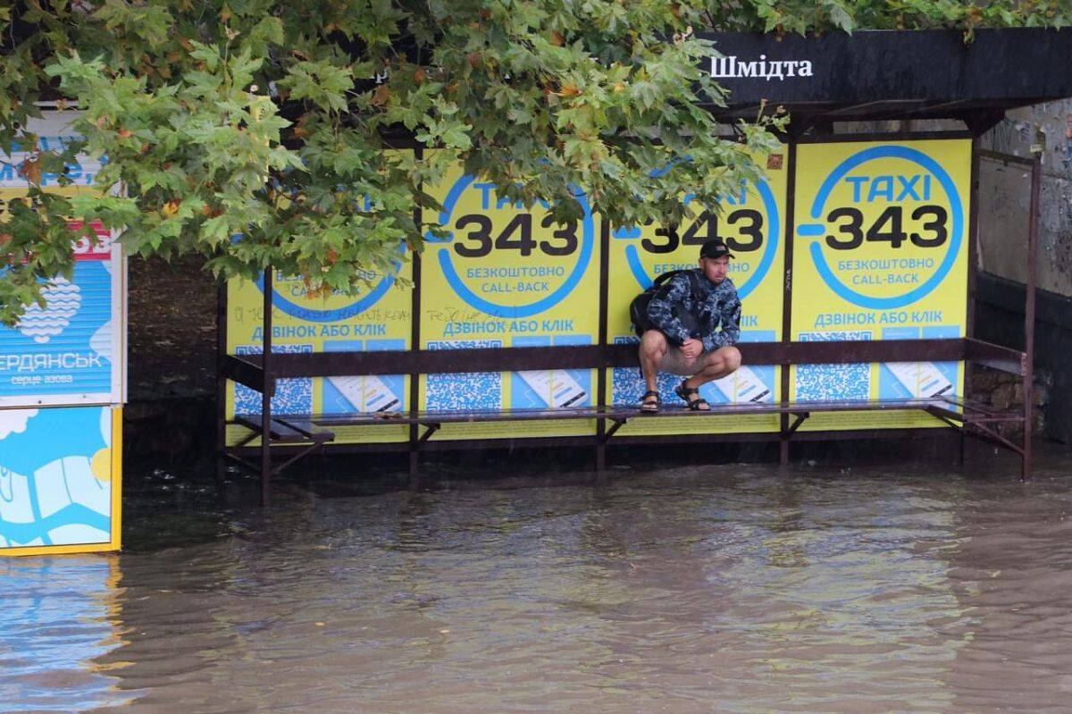 Через зливу в Бердянську пішоходи не могли пройти тротуарами