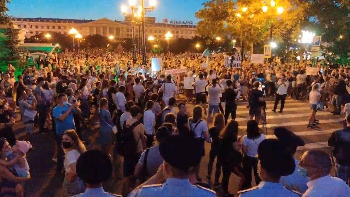 Люди протестуют против задержания экс-губернатора Сергея Фургала