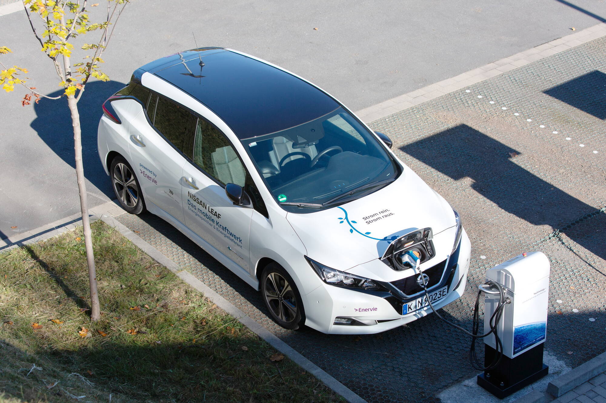 Nissan Leaf использует разъем для зарядки Chademo. Фото: