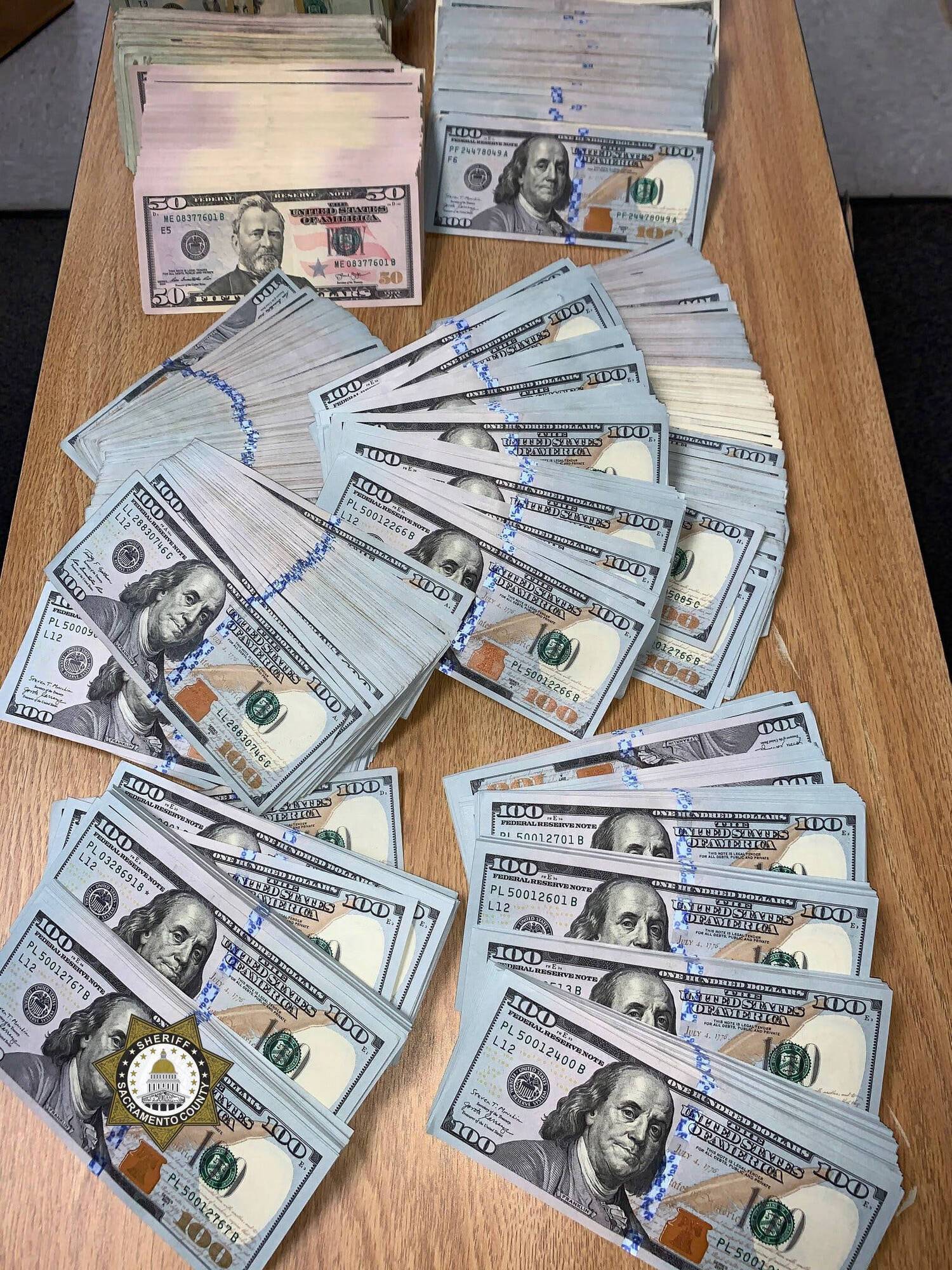 $300 000, які знайшла поліція під час обшуку.