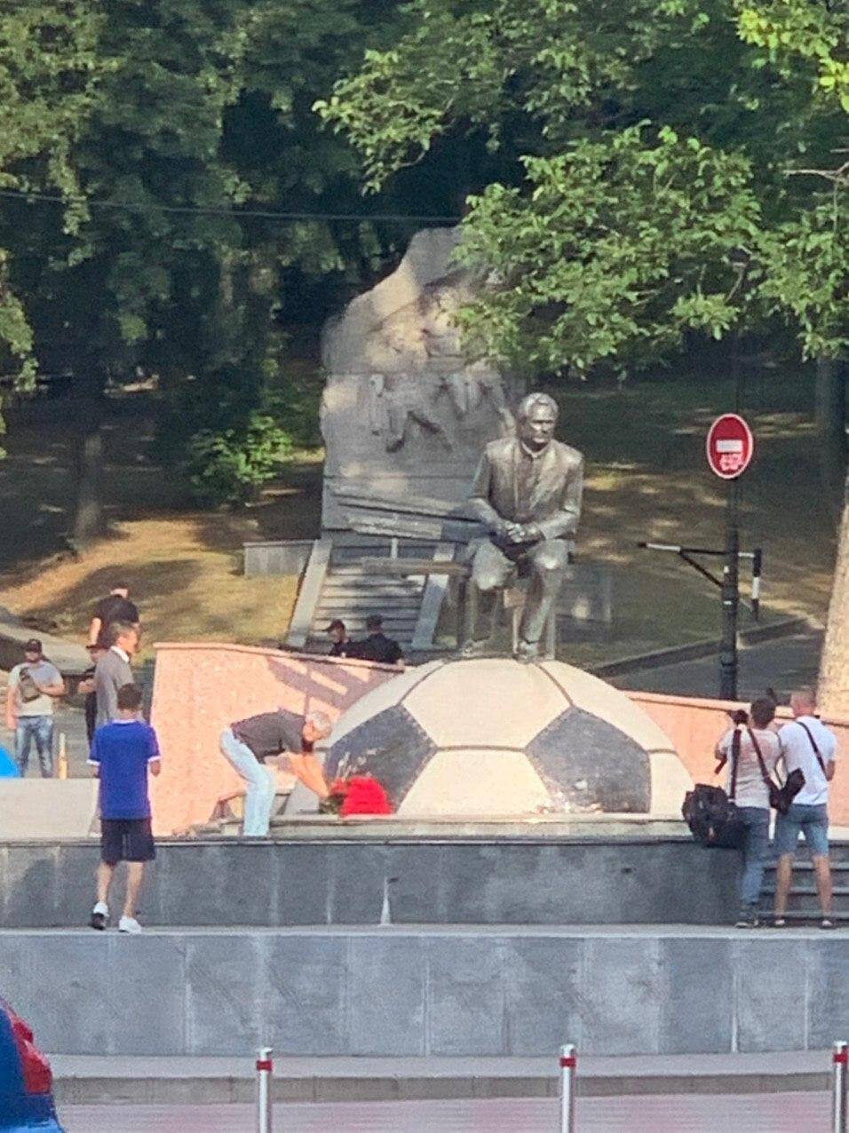 Мирча Луческу у памятника Лобановского