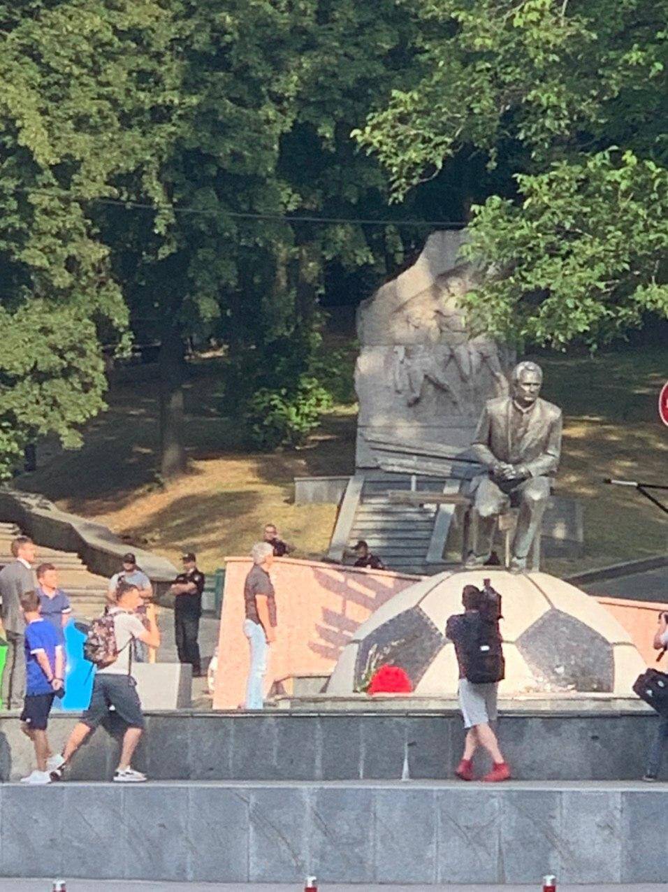 Мірча Луческу стоїть біля пам'ятника Лобановського