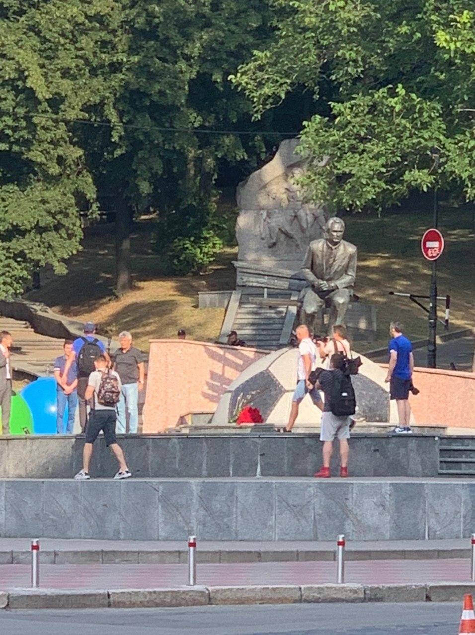 Мірча Луческу фотографується біля пам'ятника Лобановського