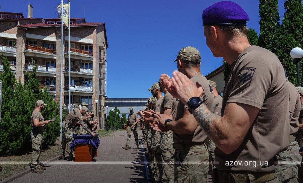 9 липня на гарнізоні "Азова" відбулося урочисте нагородження близько 60-ти бійців підрозділу. Відзнаки особовому складу вручив заступник командувача Об'єднаних сил генерал-майор Віктор Ганущак