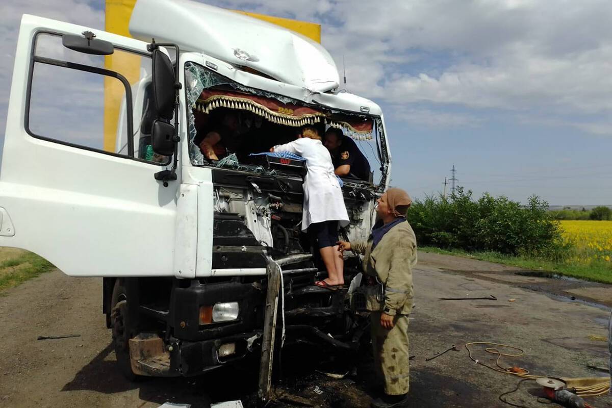 На Дніпропетровщині фури влаштували лобову ДТП: водія вирізали з кабіни