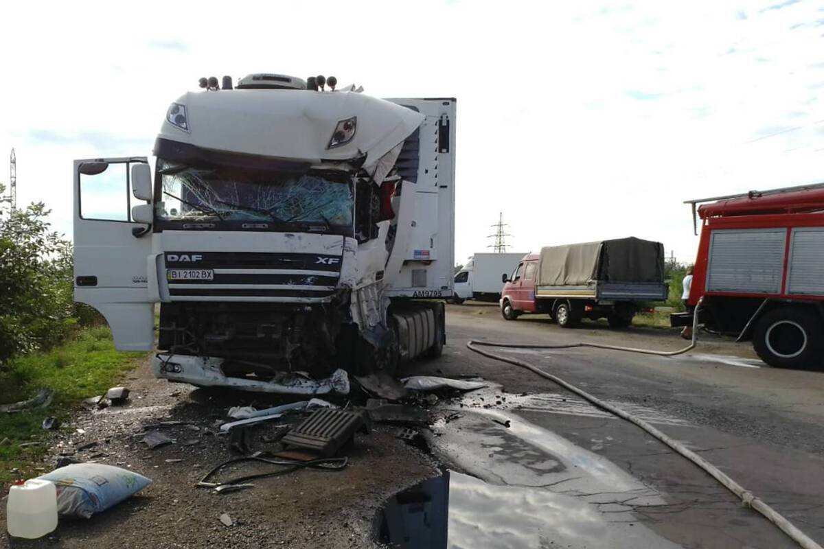 На Дніпропетровщині фури влаштували лобову ДТП: водія вирізали з кабіни